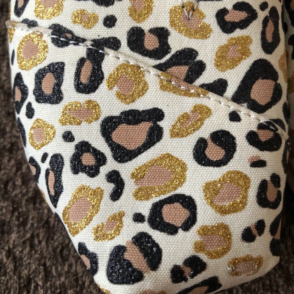 NWT! Women’s Gold Glitter Leopard Toms - Picture 2 of 5